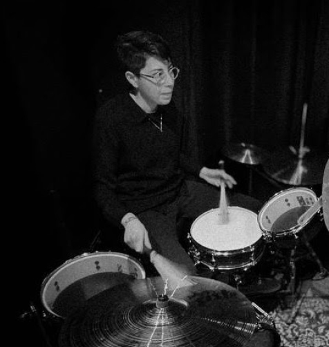 Tassia playing drums (picture by Pedro Marques)